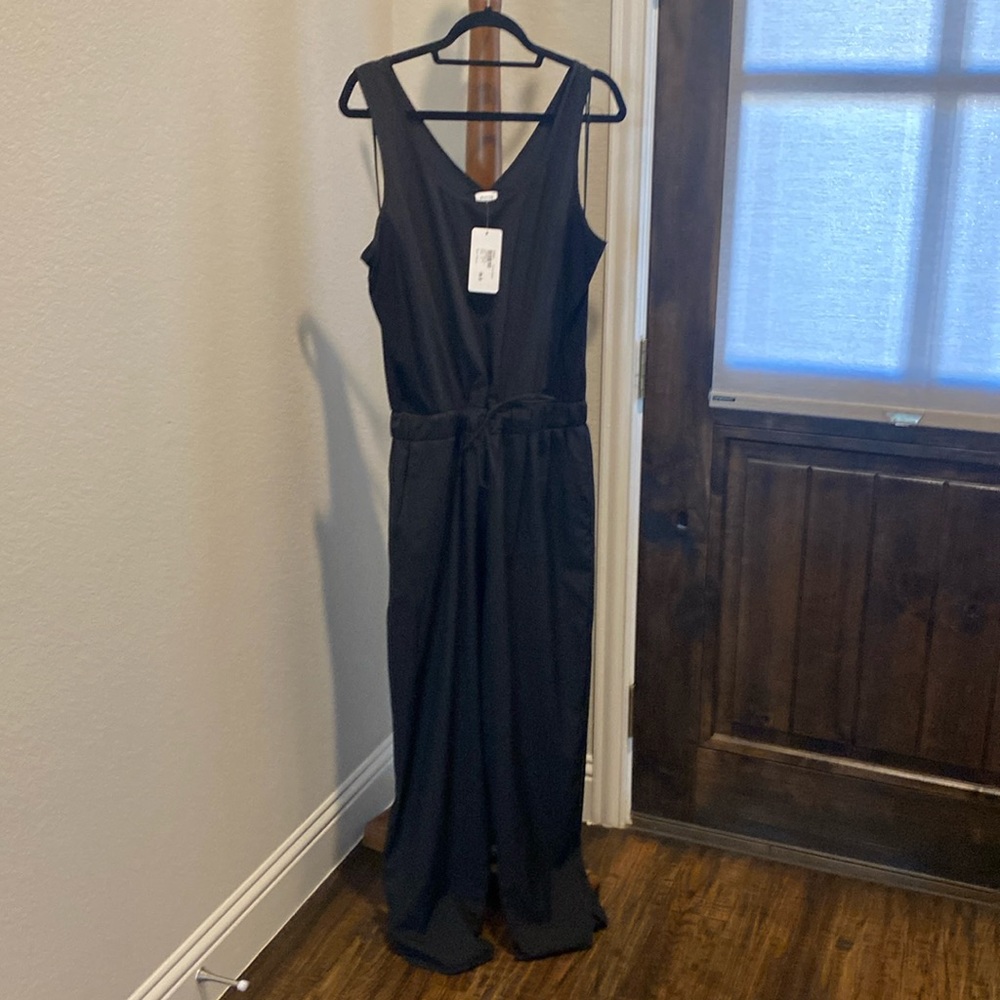 Black sleeveless , tie waist and front pockets jump suit